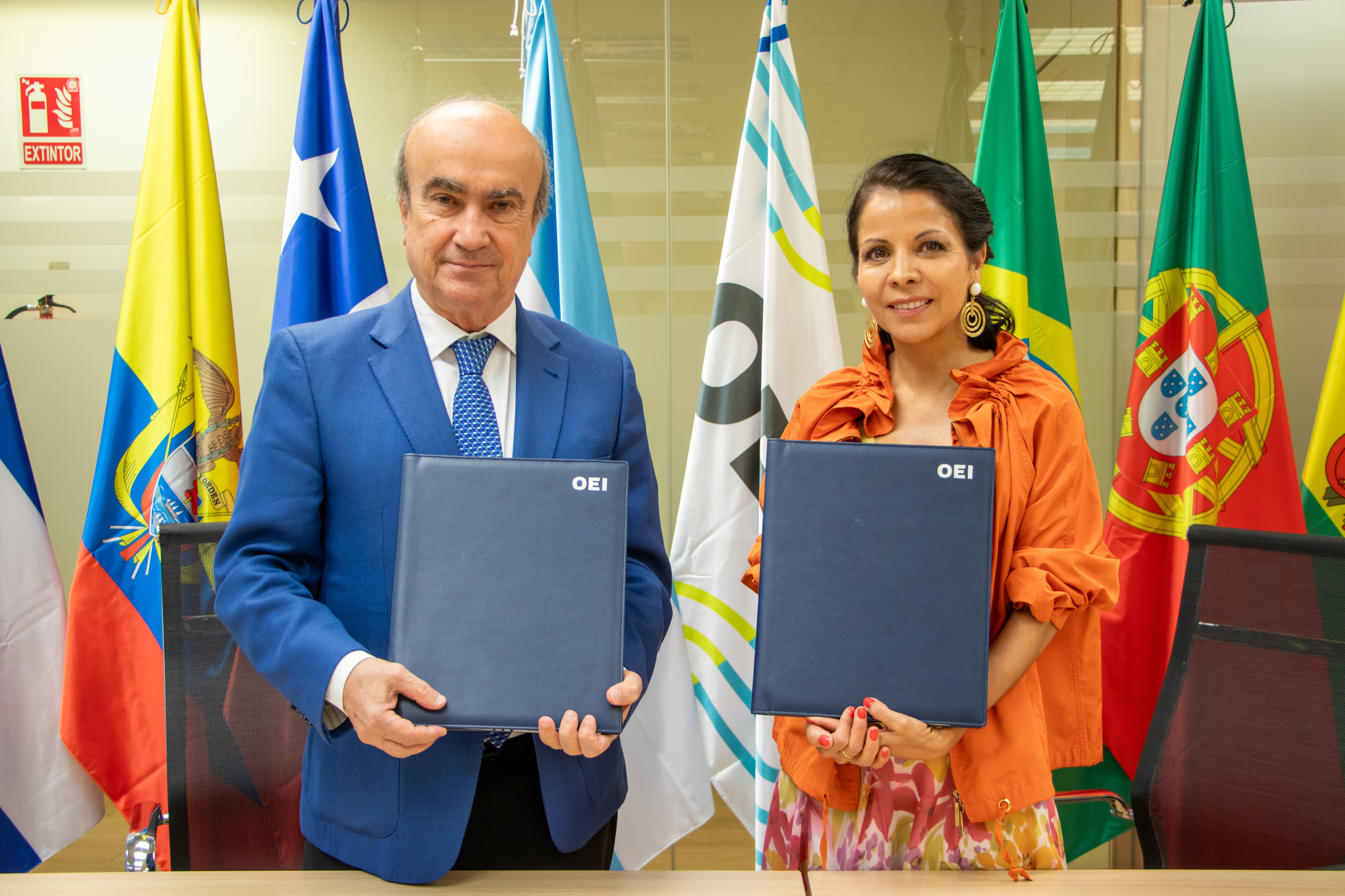 La OEI firma un acuerdo de colaboración con la Fundación Carolina para abordar los desafíos de la seguridad en América Latina