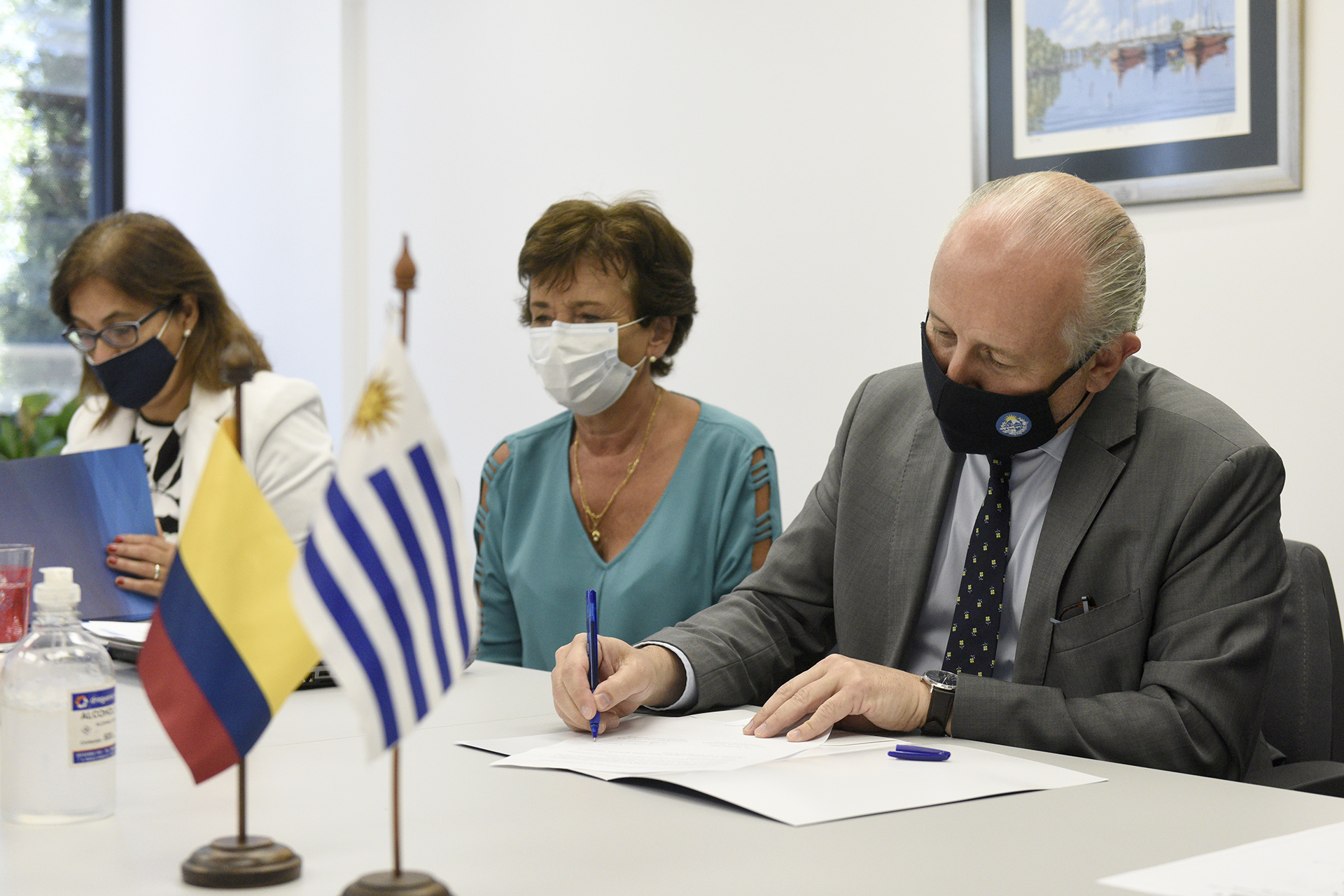 Ministerios de Colombia y Uruguay firmaron un convenio marco de cooperación