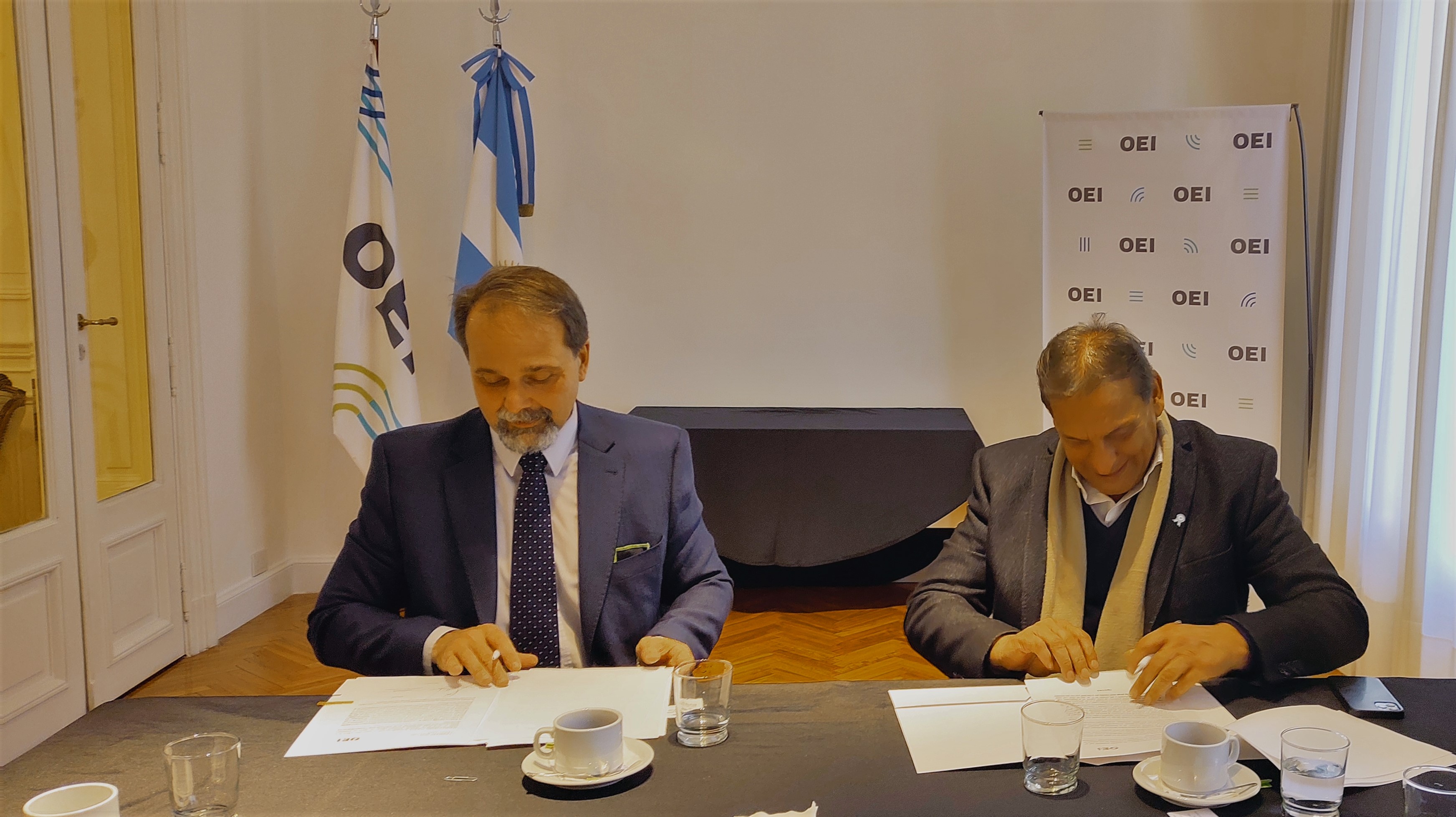 Firma de convenio entre OEI Argentina y DECAHF 