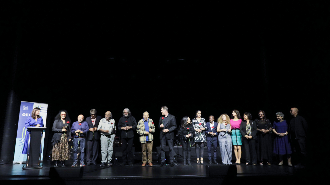 “Emergimos da noite e do silêncio”: II Noite da Literatura Ibero-Americana da OEI atrai centenas de pessoas à Avenida da Liberdade