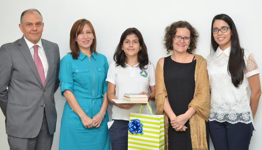 OEI y SM entrega premio a ganadora de concurso de Blogs Lectores