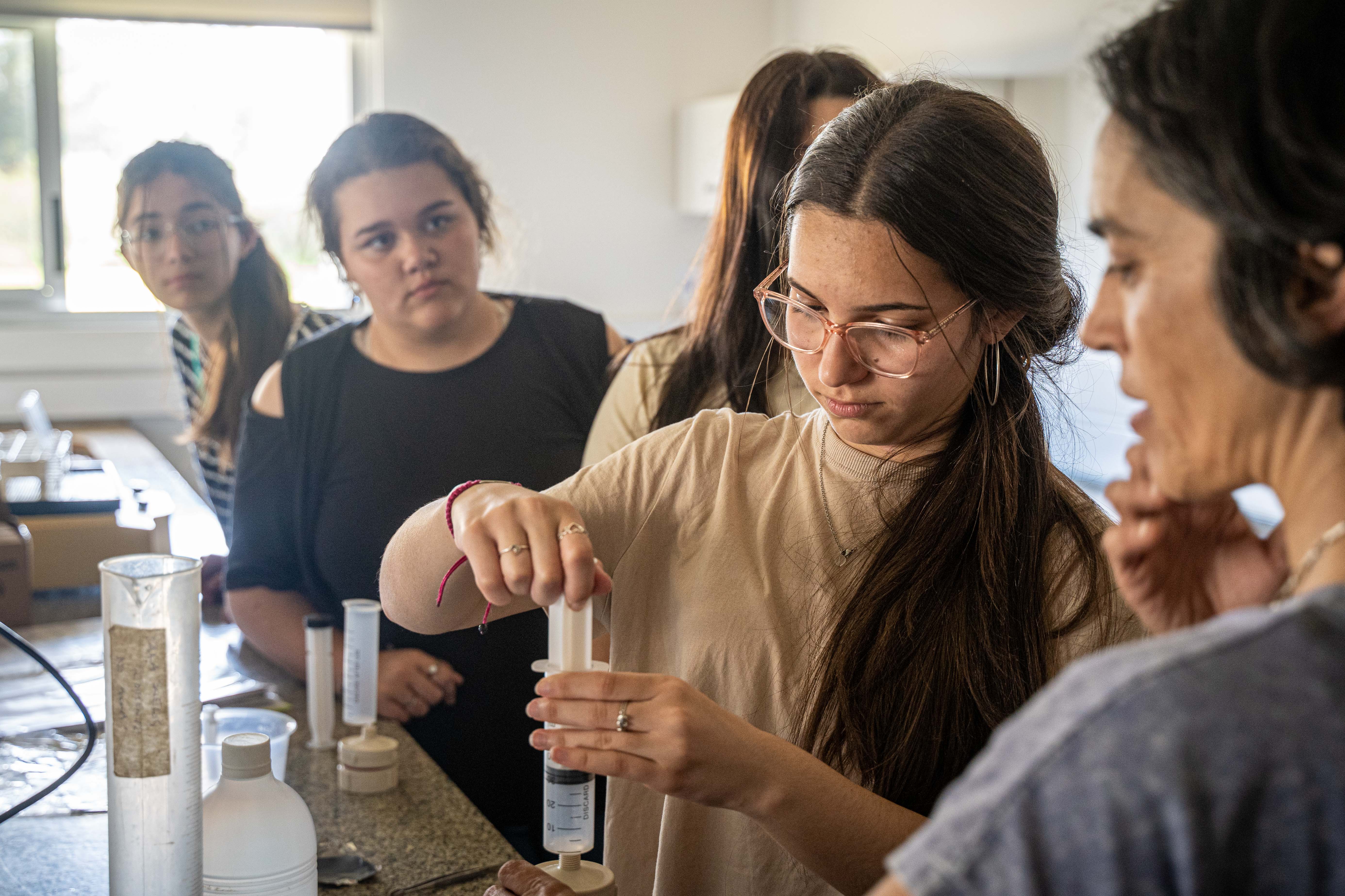 Cresce participação feminina na ciência na Ibero-América: Argentina, Paraguai e Uruguai já têm mais de 50% de mulheres cientistas