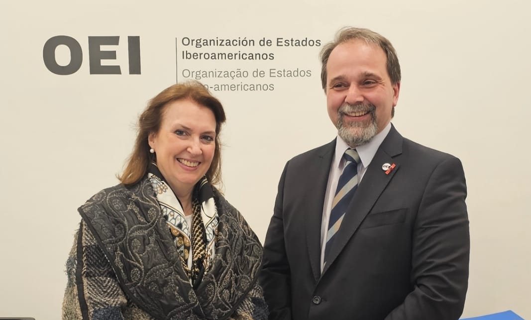 La economista Diana Mondino visitó la sede de la Organización de Estados Iberoamericanos donde mantuvo una reunión con su director Luis Scasso