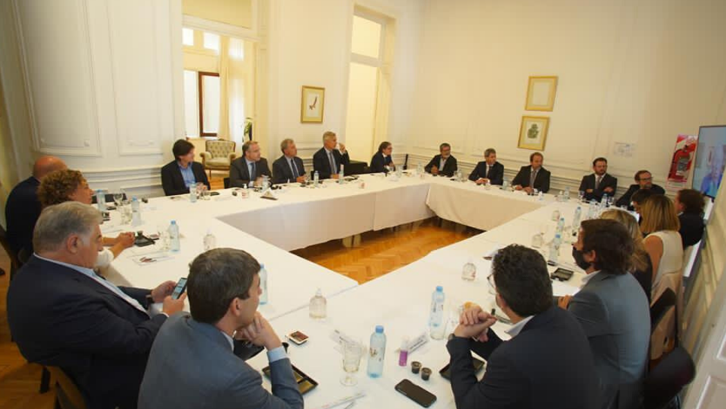 Sergio Uñac, el Gobernador de la Provincia de San Juan,  disertó con empresarios en OEI Argentina.