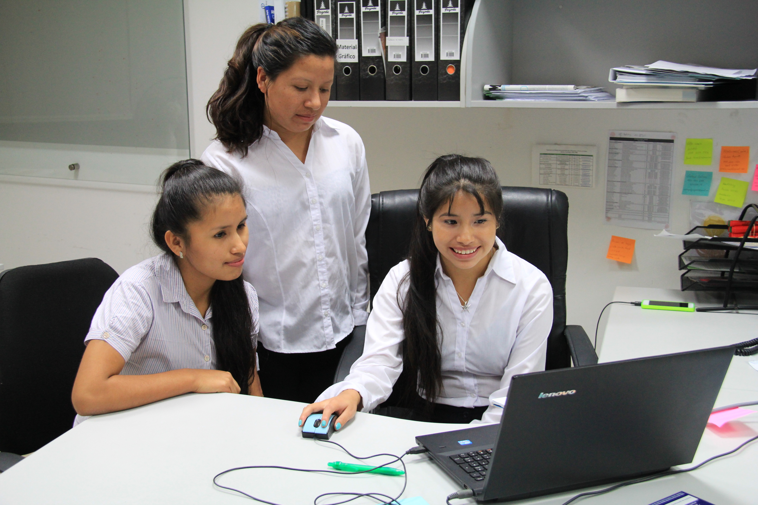 Estudiantes crean empresa para capacitar a pobladores en TICs