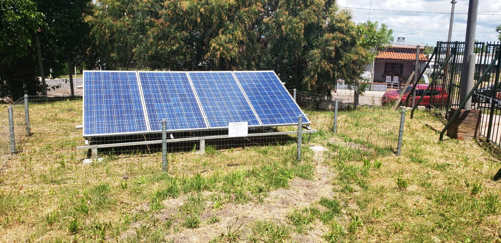 Equipo fotovoltaico ubicado en el predio del liceo.