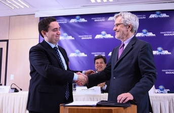 Raphael Callou toma posesión de su cargo como director de la oficina de la OEI en Brasil en una ceremonia que ha tenido lugar en el Ministerio de Educación, en Brasília.
