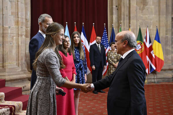 SS.MM. los Reyes de España y SS.AA.RR. la Princesa Leonor y la Infanta doña Sofía reciben en audiencia a representantes de la OEI