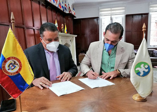 El director adjunto de OEI Colombia, Carlos Mario Zuluaga. firmó Convenio de Cooperación con José Facundo Castillo, Gobernador del Departamento de Arauca