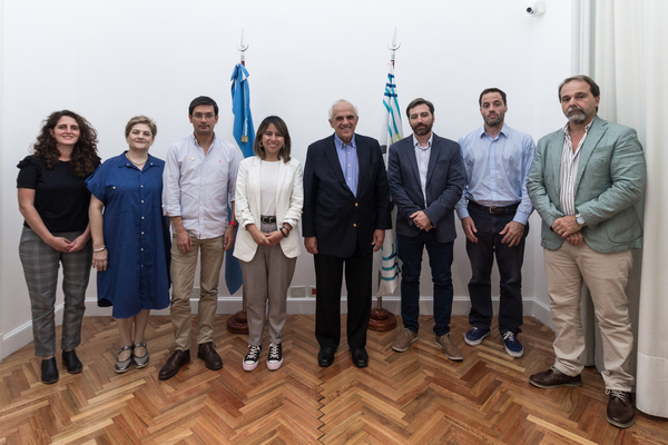 El expresidente de Colombia Ernesto Samper visitó la oficina de OEI en Argentina para conocer el trabajo del Observatorio CTS