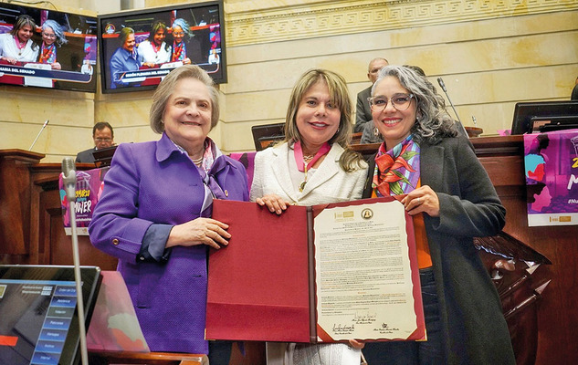 Mariella Barragán Beltrán recibe condecoración “Orden a la Mujer y a la Democracia Policarpa Salavarrieta” 