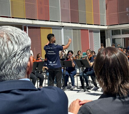 La orquesta Núcleo Casavalle tocó en su barrio para celebrar la inauguración de un liceo