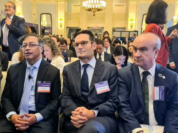 Mariano Jabonero y Gustavo Petro se encuentran en foro económico celebrado en Nueva York