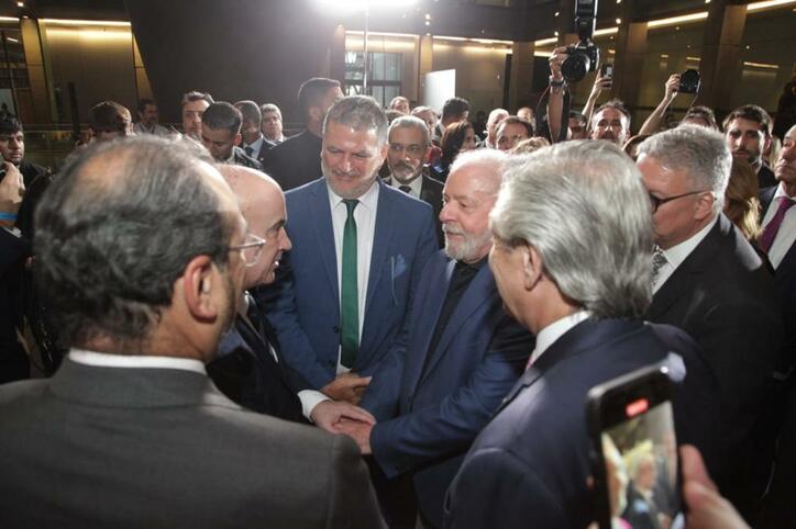 Mariano Jabonero cumprimenta o presidente Lula, do Brasil, e o presidente Alberto Fernández, da Argentina. 