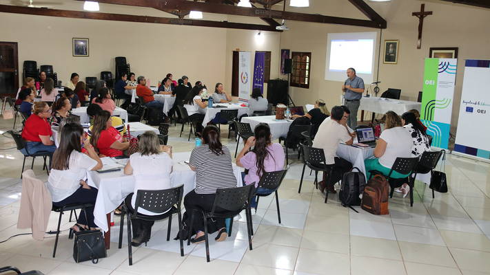 Tutoria para novos professores: programa chega a 15 departamentos no Paraguai