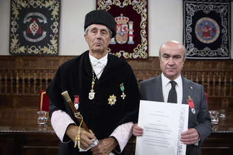 Mariano Jabonero recibe la Medalla Honorífica de la Universidad de Alcalá de Henares