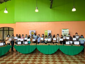 Entrega de computadoras portátiles a docentes de las Zonas de Influencia Azucarera del norte y occidente del país que participaron en el curso virtual 'Mi Aula Móvil'