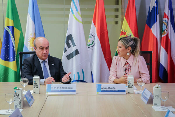 Mariano Jabonero recibe a Angie Duarte, ministra de Turismo del Paraguay, en la sede de la OEI en Madrid  
