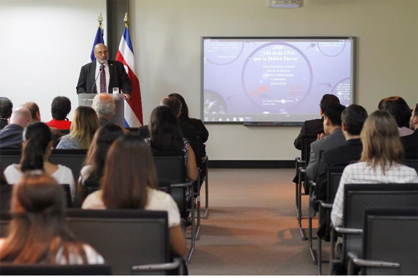 Rector de la UNA de Costa Rica desarrolla densa agenda en El Salvador