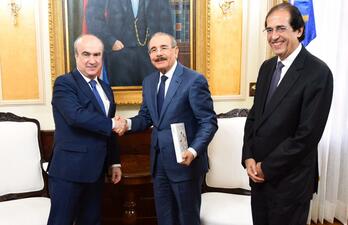 Secretario General de la OEI Mariano Jabonero se reúne con el Presidente de República Dominicana Danilo Medina y Ministro Gustavo Montalvo en el Palacio Nacional.
