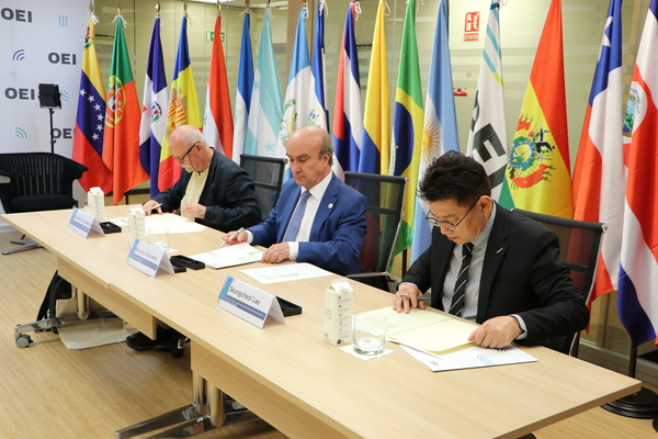 La OEI y el Centro Internacional del Patrimonio Documental de la UNESCO firman un convenio para fortalecer Iberarchivos