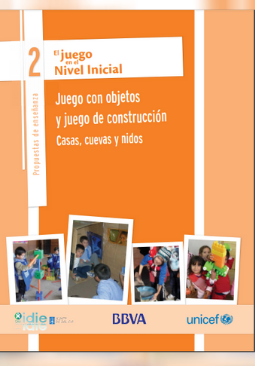 Juego con objetos y juego de construcción. Casas, cuevas y nidos