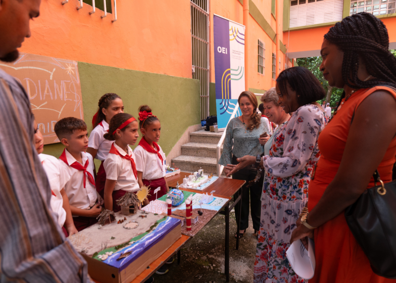 Educandos y docentes en la exposición "Ciencia y Educación frente al cambio climático"