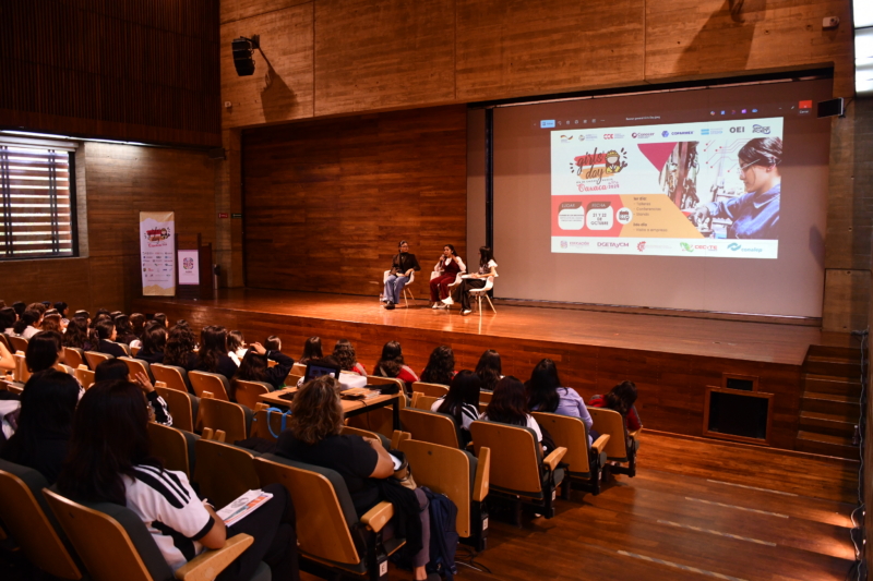 Danna Lizeth Martínez, egresada del Cecyte; y Yamilet Carrillo, estudiante dual en CBTIS durante el panel “Del aula a la empresa: experiencias duales”.