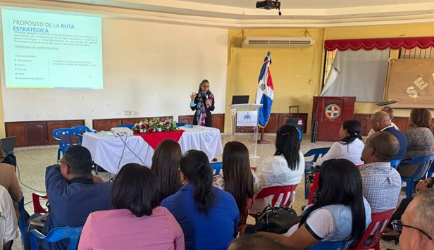 Participantes del encuentro en la Regional 08, Santiago